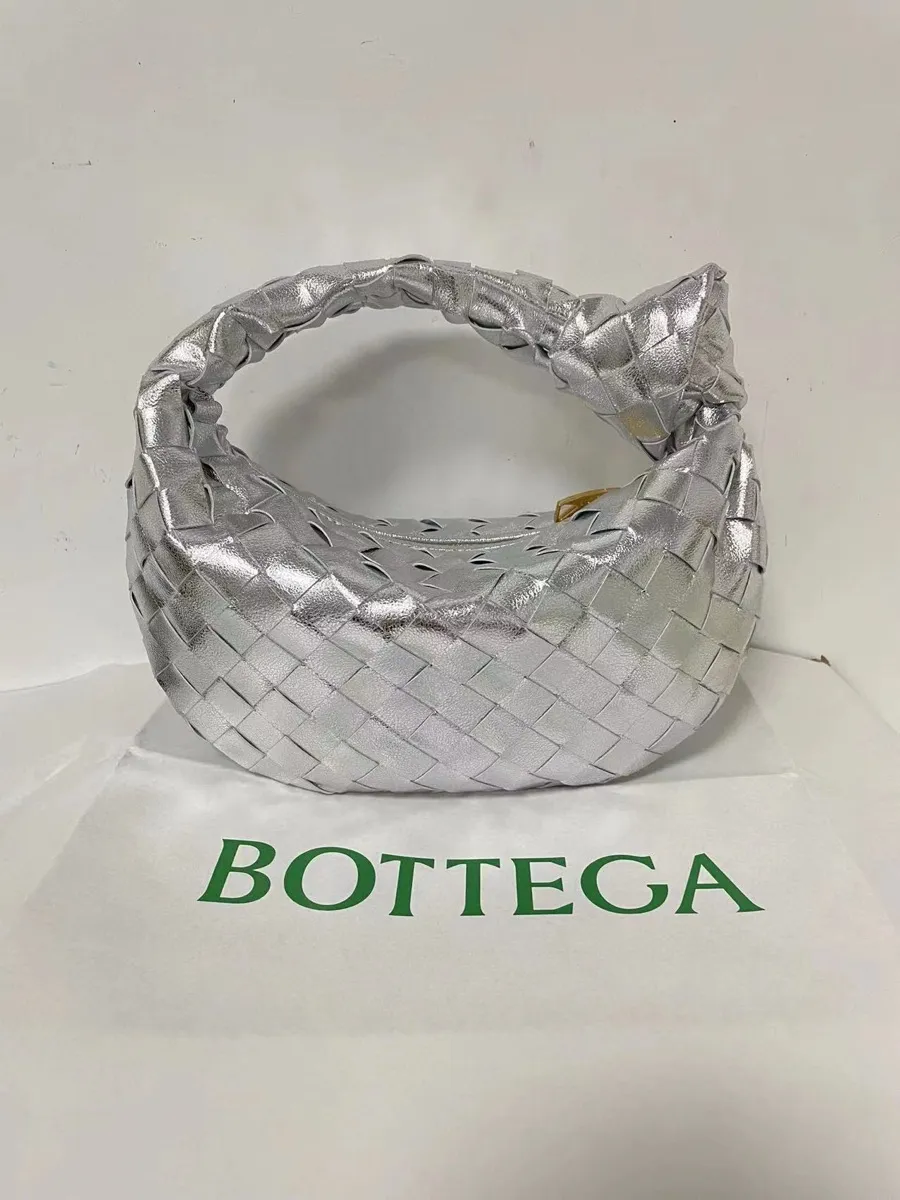 Batch 1200 BV Bottega Veneta's new early spring women's MINI JODIE handbag BV bag 🔥The new method is based on the original rounded corners, knotted with classic woven leather round hobo bag, The most iconic triangular pull-out design, using sheepskin draped soft shape, is super suitable for concave shapes~ Jodie feels really gentle to people, and is definitely the best item for daily matching. It has the same weave, new elements and twists, is compact and versatile, and is the new favorite of street style Internet celebrities! Dimensions: 23x28x8 Model: 6699-1